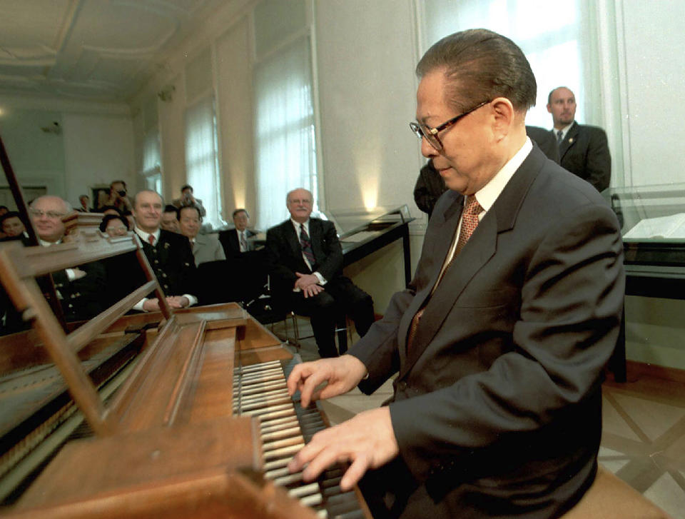 FILE - then Chinese President Jiang Zemin plays Mozart's original piano during his visit at the birth place of famed Austrian composer Wolfgang Amadeus Mozart in Salzburg, Austria, March 30 1999. Chinese state TV said Wednesday, Nov. 30, 2022, that Jiang has died at age 96. (AP Photo, File)