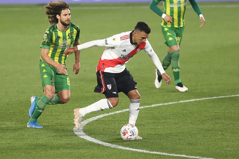 Matías Suárez ataca delante de Fabricio Coloccini; el defensor de Aldosivi fue expulsado tempranamente y condicionó el potencial del equipo visitante.