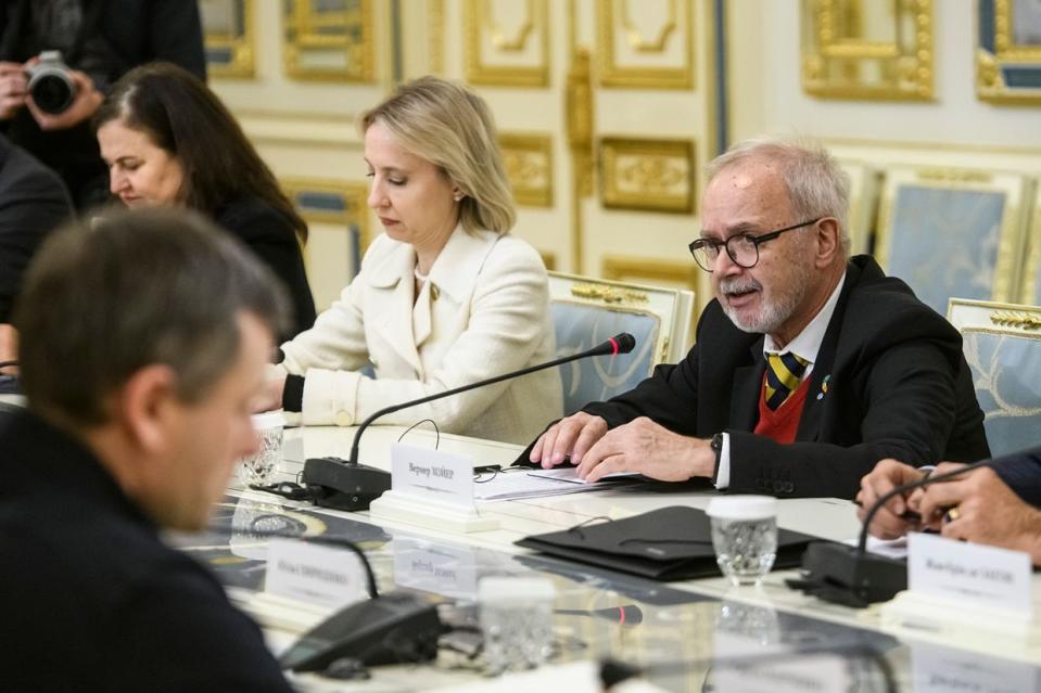 Werner Hoyer, the head of the European Investment Bank (R), and its vice-president Teresa Czerwinska (L) in Kyiv on Nov. 27, during a meeting with President Volodymyr Zelensky. (European Investment Bank)