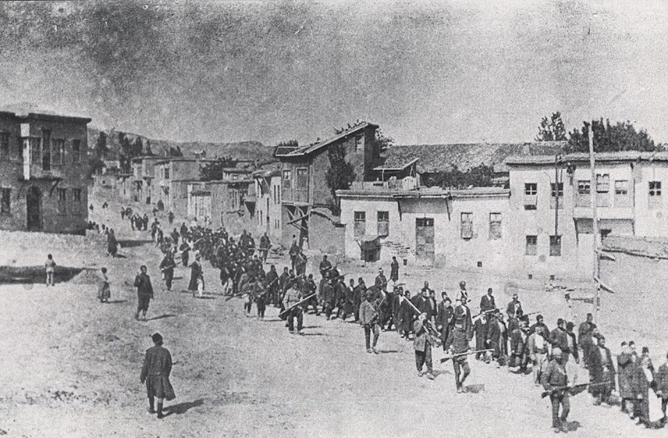 Fuerzas militares otomanas llevan a hombres armenios de Kharput a un lugar de ejecución fuera de la ciudad. Kharput, Imperio Otomano, marzo de 1915-junio de 1915. <a href="https://es.wikipedia.org/wiki/Archivo:Marcharmenians.jpg" rel="nofollow noopener" target="_blank" data-ylk="slk:American Red Cross / Wikimedia Commons;elm:context_link;itc:0;sec:content-canvas" class="link ">American Red Cross / Wikimedia Commons</a>