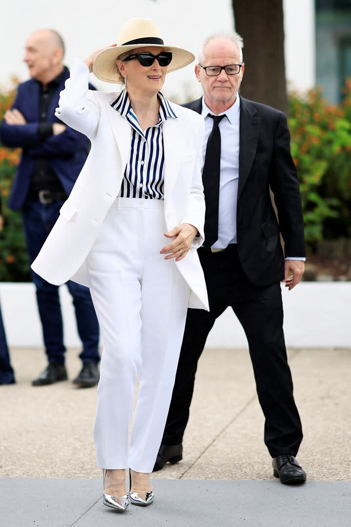 Meryl Streep despliega todo su esplendor en su llegada a Cannes. La actriz hizo su esperado regreso a La Croisette luego de 35 años: la última vez que dijo presente en el festival fue en 1989, cuando se alzó con el premio a la mejor actriz por Un grito en la oscuridad, En esta oportunidad, Streep sucedió a Michael Douglas, quien recibió el premio la noche inaugural del año pasado
