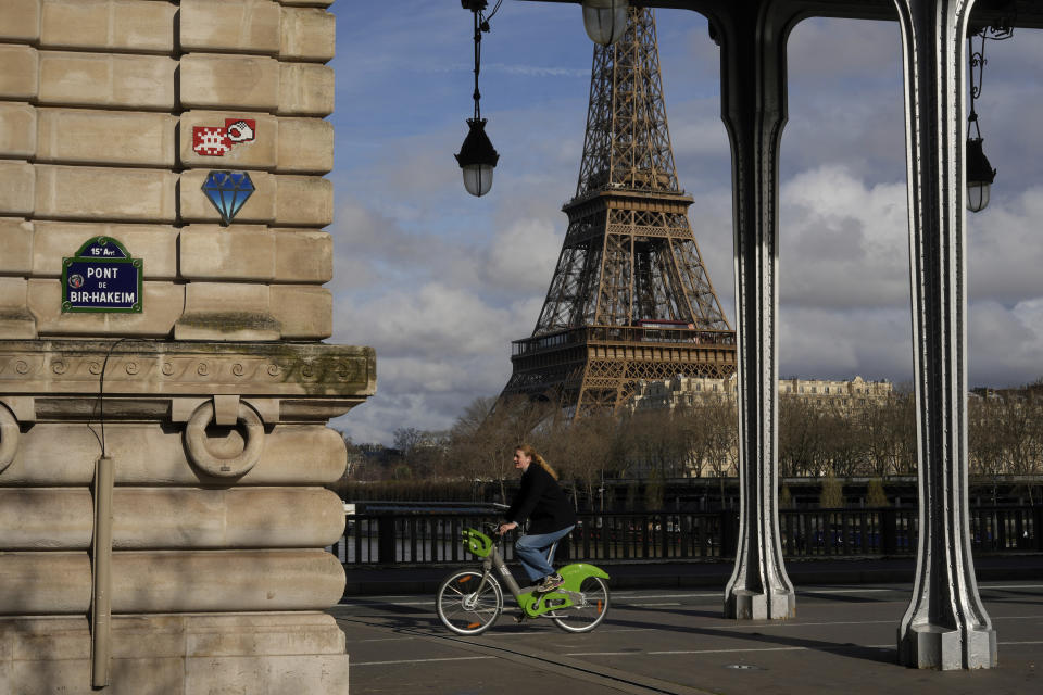 Un mosaico del artista francés Invader, arriba a la izquierda, en una calle de París cerca de la Torre Eiffel el viernes 1 de marzo de 2024. Invader, uno de los artistas franceses más internacionales, ha pegado mosaicos en las paredes de la capital francesa, el mundo e incluso los ha llevado a la Estación Espacial Internacional. (Foto AP/Thibault Camus)