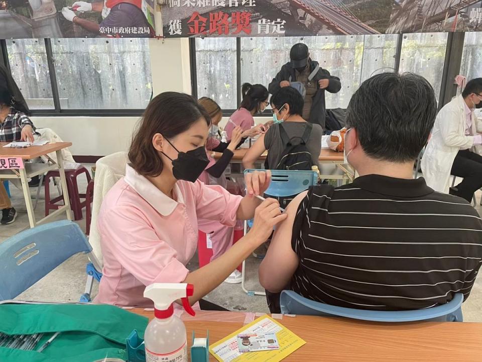 台中市文心森林公園疫苗接種站明日起週休假日開放疫苗接種，現場提供4種公費疫苗讓民眾隨到隨打，（圖：衛生局提供）