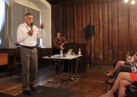 Nobel Laureate Dan Shechtman opens the master class in TEM. Photo by Kathleen Raven