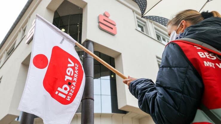 Die Arbeitgeber wollen den Rotstift ansetzen. Foto: dpa