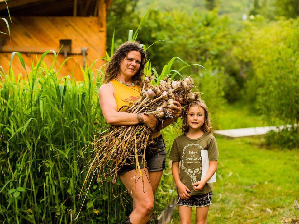 Natalie Bogwalker mit ihrer Tochter Hazel. - Copyright: Photo courtesy of Wild Abundance.