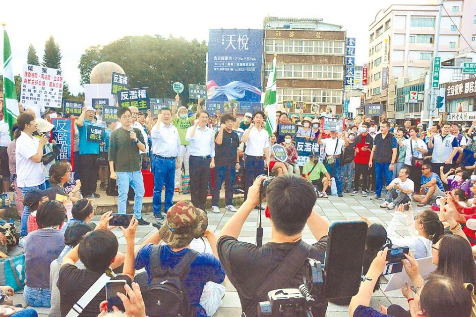 綠營發起「反濫權、護民主」全台宣講，14日在花蓮市舉行首場活動，許多支持者到場聽講。（王志偉攝）