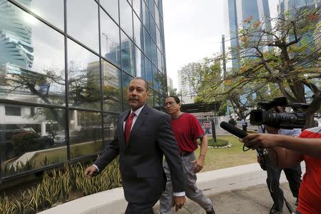 Elias Solano, a lawyer from the Mossack Fonseca law firm, avoids talking with the media outside Mossack Fonseca office in Panama City April 12, 2016. REUTERS/Carlos Jasso