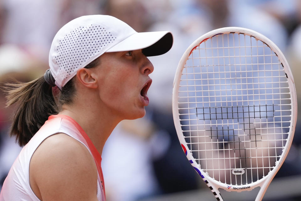 Iga Swiatek grita tras ganar el primer set ante Jasmine Paolini en la final del Abierto de Francia, el sábado 8 de junio de 2024. (AP Foto/Thibault Camus)