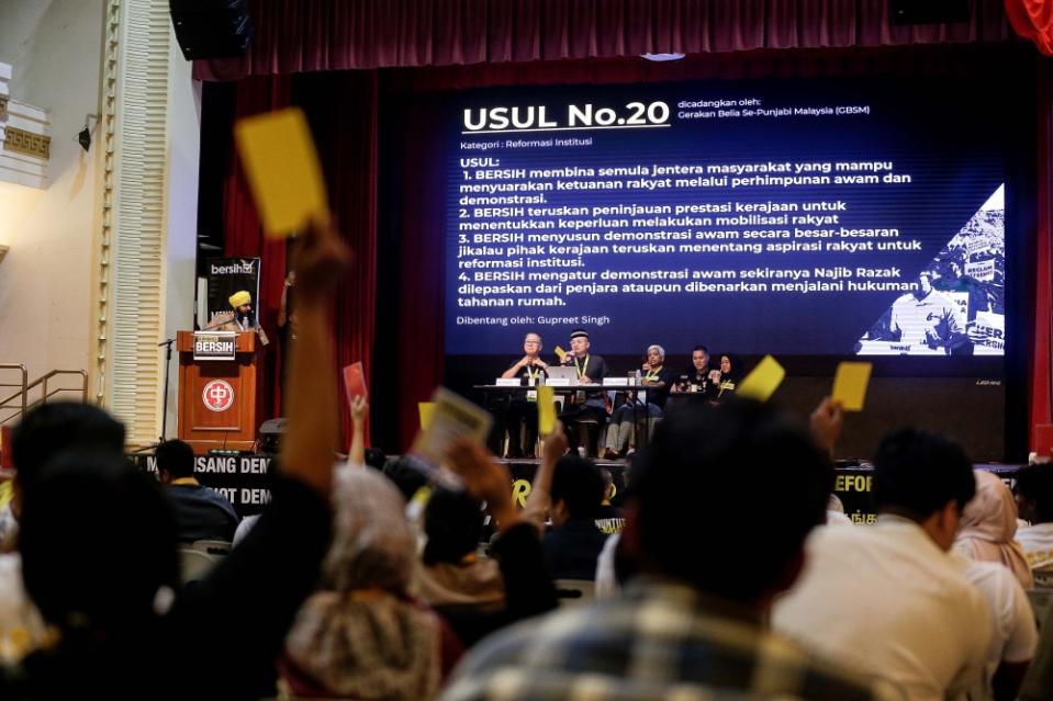 A motion is tabled during the 2024 Bersih Congress at Kuala Lumpur Selangor Chinese Assembly Hall May 25, 2024. — Picture by Sayuti Zainudin  