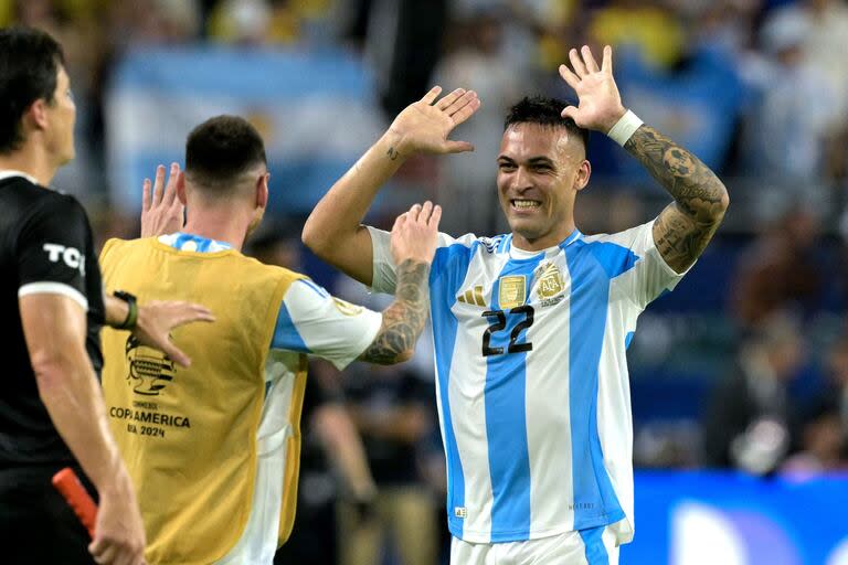 El saludo de Lautaro Martínez con Lionel Messi, en la final de Argentina ante Colombia en Miami