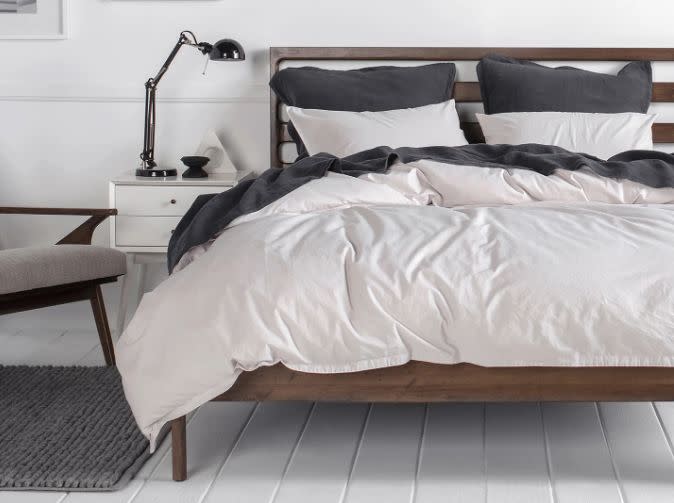 Here's how to know if you're buying a good set of sheets, according to bedding experts. (Photo: Parachute)