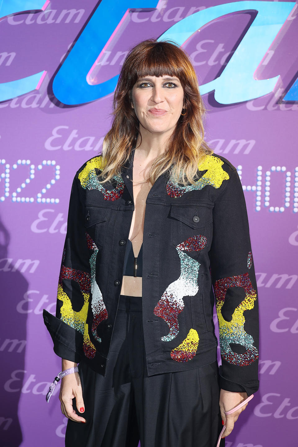 <p>Certains invités s'étaient visiblement donnés le mot pour l'Etam Live Show : du noir avec des touches de couleur. C'est le cas de Daphné Burki. (Photo Marc Piasecki/WireImage)</p> 