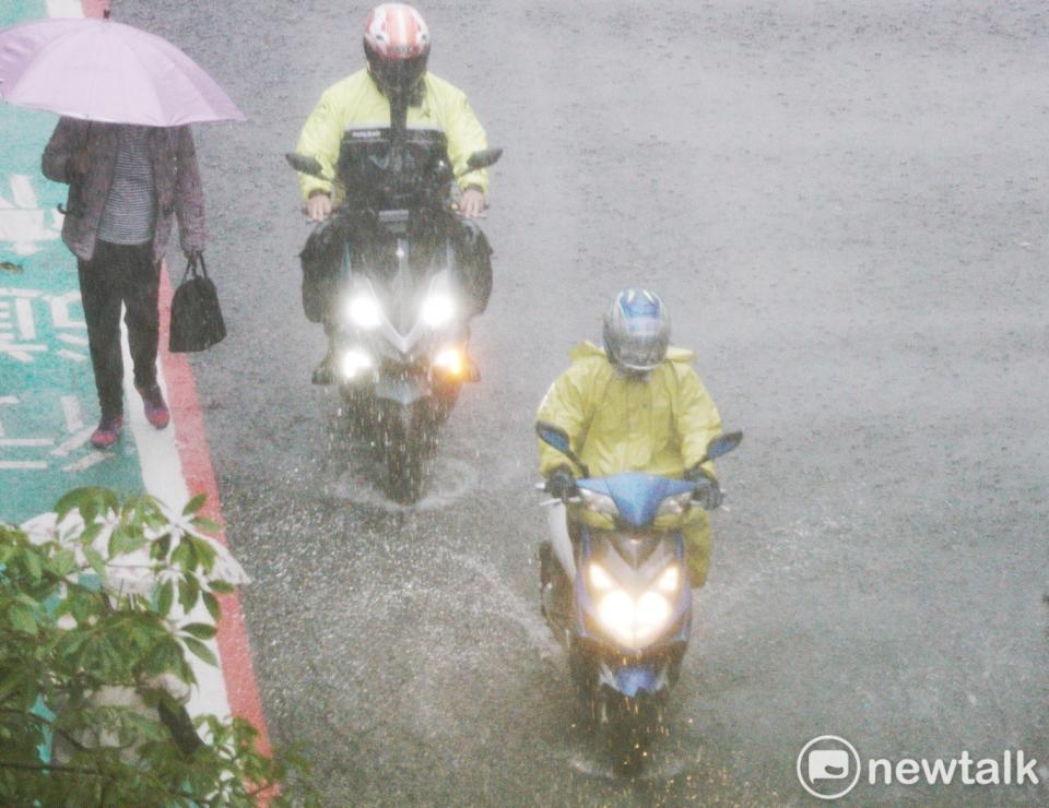 上週末起梅雨季第一波鋒面逐漸南壓，雨區昨晚已擴大至南部。（資料照）   圖：張良一/攝