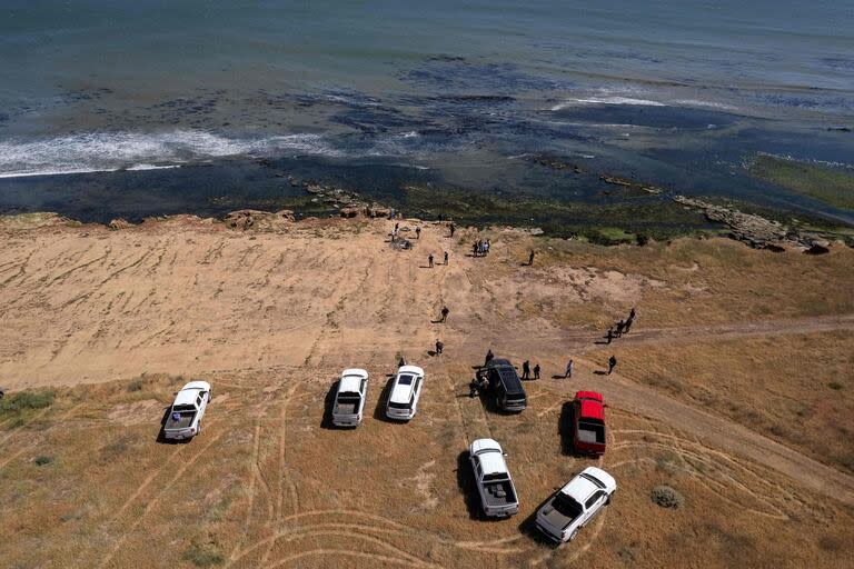 Vista aérea de los fiscales estatales realizando una búsqueda en el sitio donde tres surfistas acampaban antes de desaparecer la semana pasada durante un viaje de surf, mientras continúa la investigación en El Faro, delegación de Santo Tomás en Ensenada, estado de Baja California