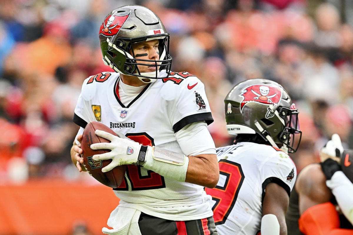 Which uniform combo are the Bucs wearing Sunday vs. the 49ers?