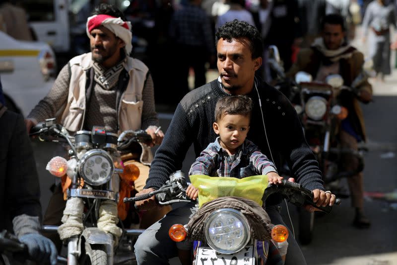 Personas conducen motos en una calle de Sanaa, Yemen, el 5 de febrero de 2021