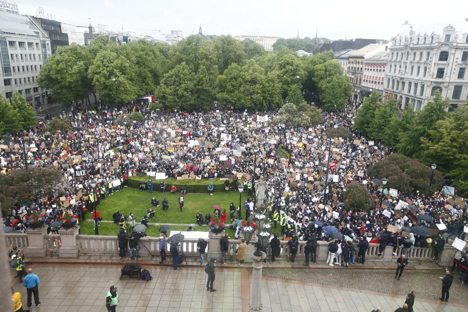 Teilnehmer einer Demonstration gegen Rassismus und Polizeigewalt protestieren mit der Botschaft "Wir können nicht atmen - Gerechtigkeit für George Floyd". Foto: Terje Pedersen / NTB scanpix / dpa