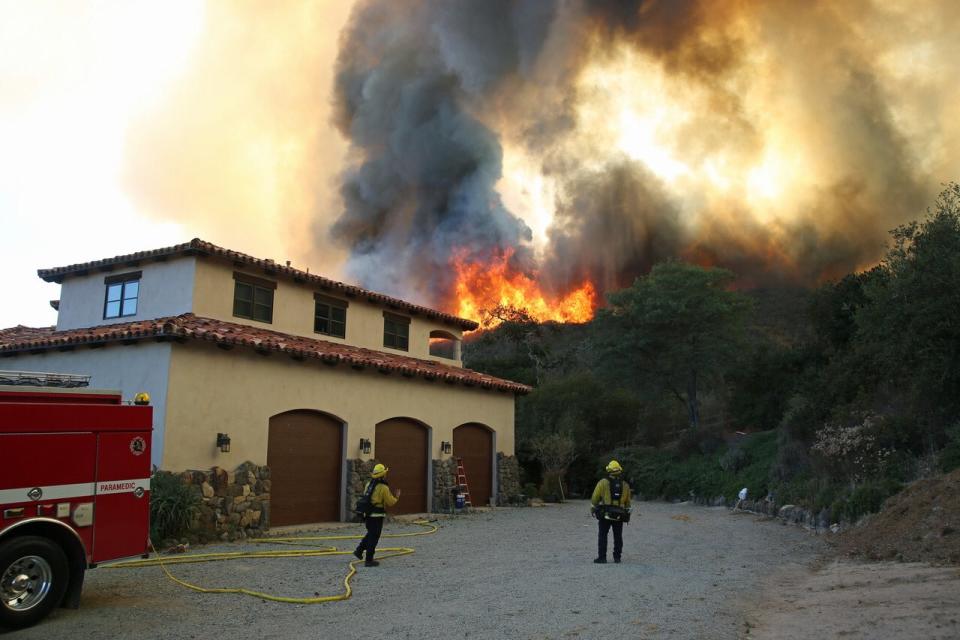 「卡爾多野火」（Caldor Fire）8月30日越過山脊，朝著加州和內華達州州界上的塔霍盆地南端蔓延而下，威脅當地民宅。（圖片擷取自CAL FIRE推特）