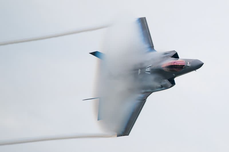 F-35 performs aerial maneuvers during the Aero Gatineau-Ottawa Airshow