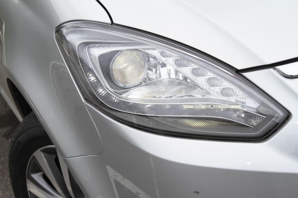 試駕車型配置HID投射式高亮度頭燈附自動水平調整