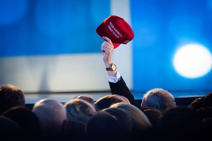 Baseballkappen mit Präsident Trumps Slogan „Make America Great Again“ sind Anlass für soziale Experimente, Diskriminierung und gelegentliche Gewalt. (Bild: Getty Images)