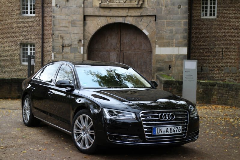 奧迪Audi A8L W12(Robert Basic@wikipedia／CC BY 2.0)https://en.wikipedia.org/wiki/Audi_A8#/media/File:Audi_A8_2013_(11209850785).jpg