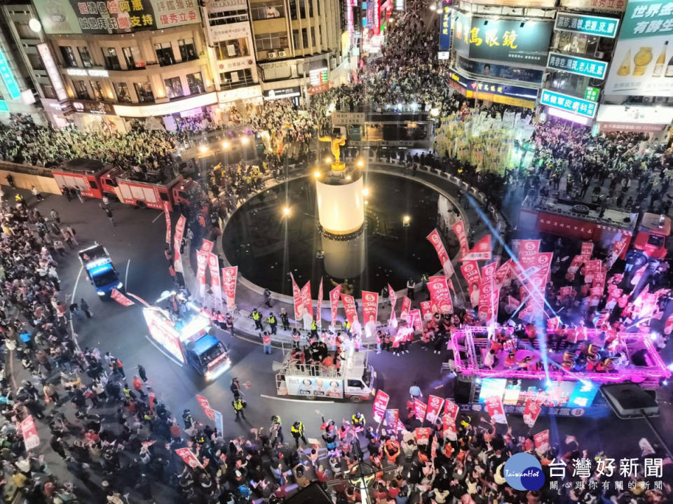 嘉義市傳統選前之夜，各候選人陣營繞行中央噴水圓環相互較勁／陳致愷攝影