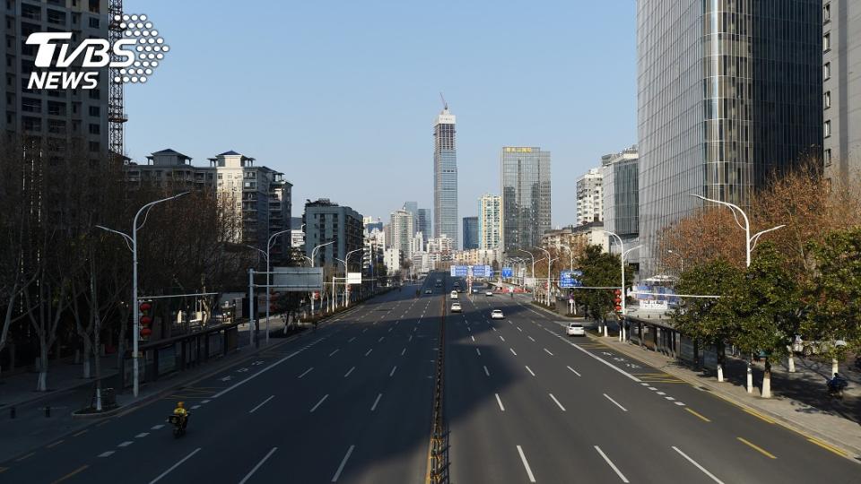 中國大陸官方宣布，即日起武漢市外地人員經批准後可出城。(圖／達志影像路透社)