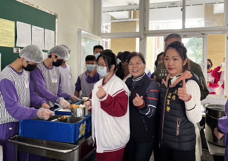 頭份公所加碼提升營養午餐  羅雪珠視察 苗栗縣頭份市公所新增預算新台幣2200萬元推動營養 午餐提升計畫，這學期開始加碼市內高、國中及國小 營養午餐每餐10元，頭份市長羅雪珠（前右2）4日會 同市民代表會主席温宜靜（前右）到建國國中視察菜 色。 （頭份市公所提供） 中央社記者管瑞平傳真  113年3月4日 