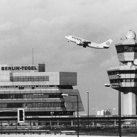 1948年啟用並於1960年開放予民航機使用，從此成為西德僅有嘅對外大門。 （圖：Wikipedia） 