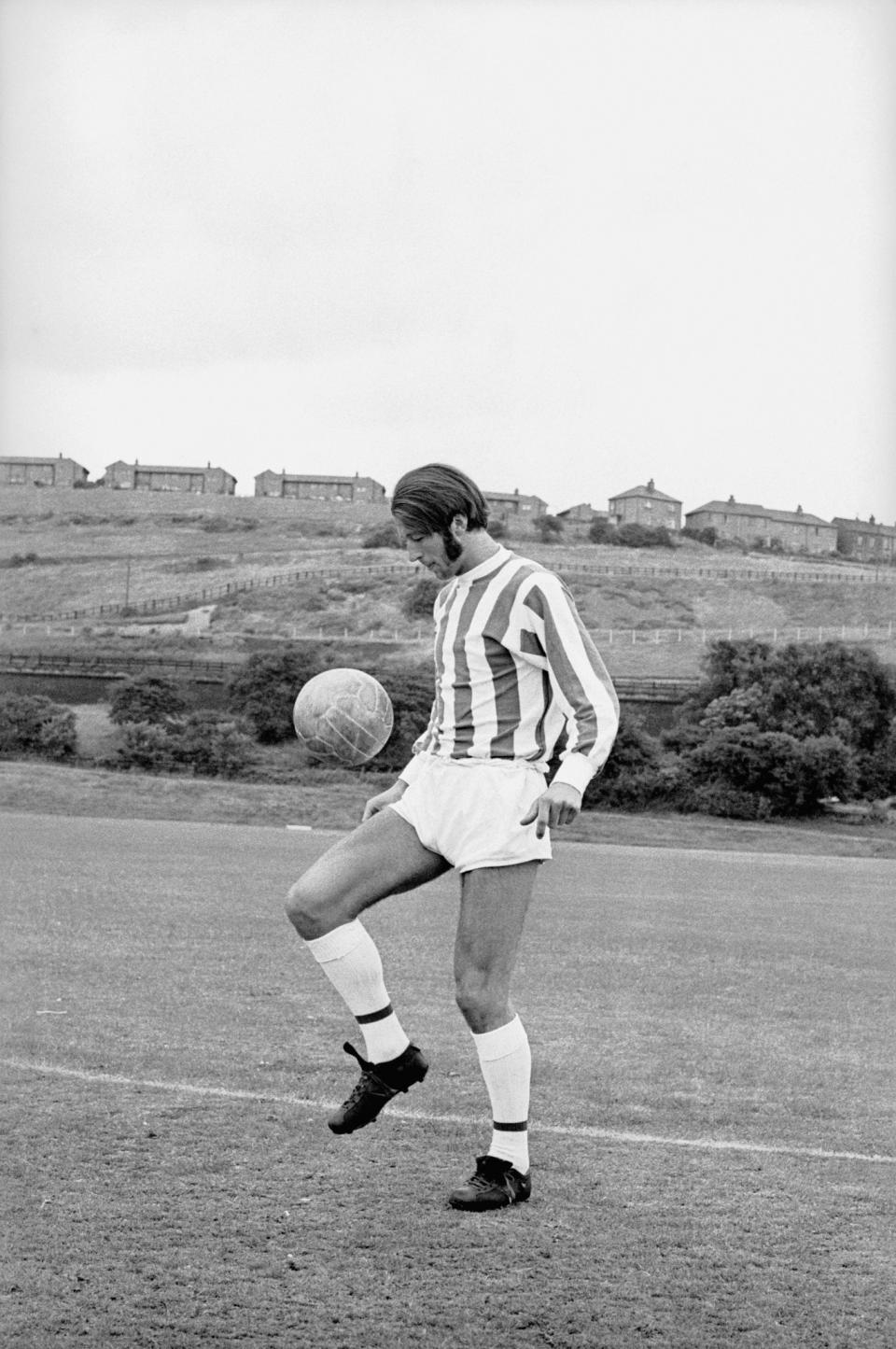 Terriers legend Frank Worthington does keepy-up in a field for some reason 