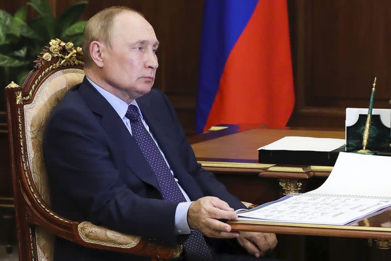 El presidente ruso, Vladimir Putin, escucha al jefe del Servicio Federal de Registro Estatal, Catastro y Cartografía, Oleg Skufinsky, durante su reunión en el Kremlin en Moscú, Rusia, el lunes 17 de octubre de 2022