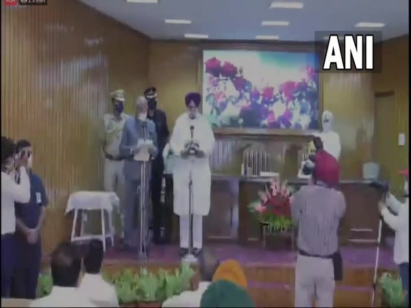 Punjab Governor Banwarilal Purohit administering the oath of office to Congress leader Sukhjinder S Randhawa (Photo/ANI)