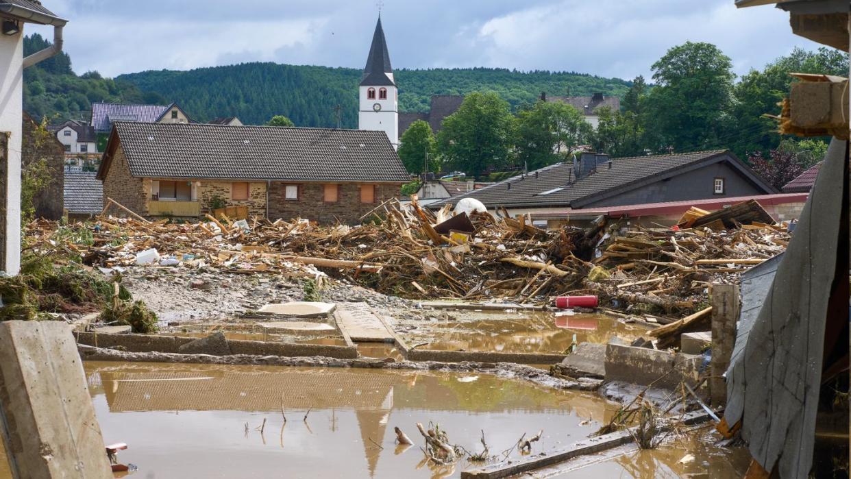 Schuld mit etwa 700 Einwohnern liegt in einer Schleife an der Ahr, die normalerweise ein kleiner Fluss ist. Nun hat sich die Ahr in ein reißendes Gewässer verwandelt.