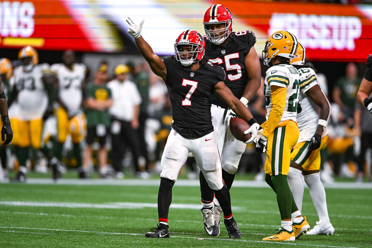 ATLANTA, GA  SEPTEMBER 17:  Atlanta running back Bijan Robinson (7) reacts after gaining a first down during the NFL game between the Green Bay Packers and the Atlanta Falcons on September 17th, 2023 at Mercedes-Benz Stadium in Atlanta, GA.  (Photo by Rich von Biberstein/Icon Sportswire via Getty Images)