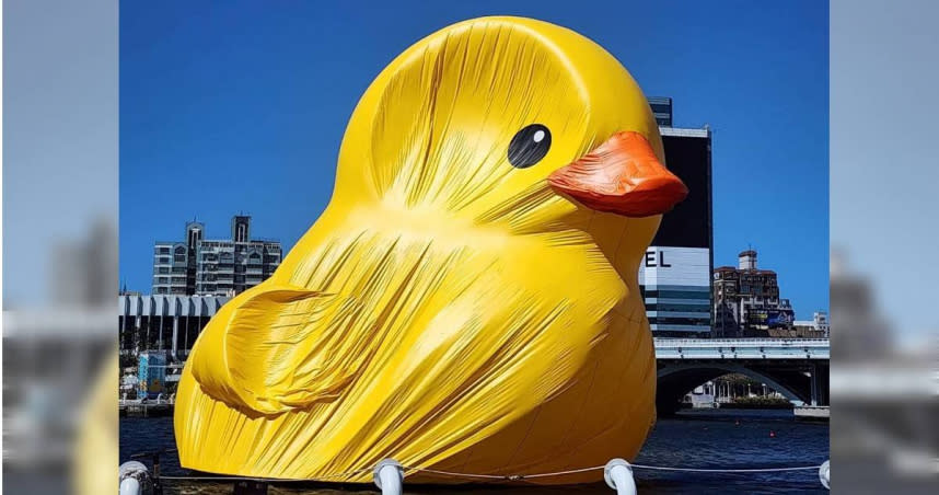 黃色小鴨被吹到變形。（圖／翻攝自臉書／邱俊憲 高雄市議員）
