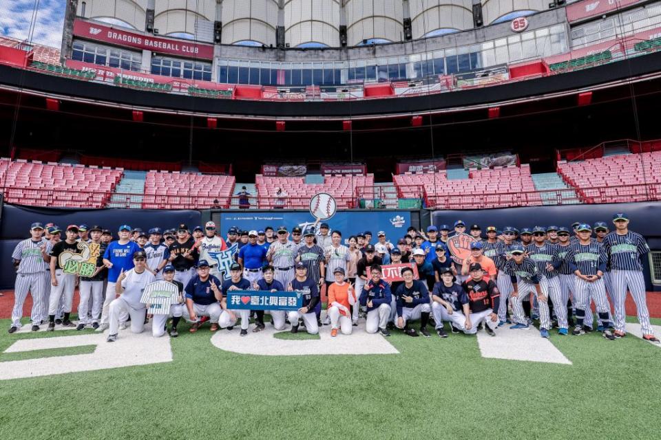 台北興富發棒球體驗營十二日正式揭開序幕。（體育局提供）