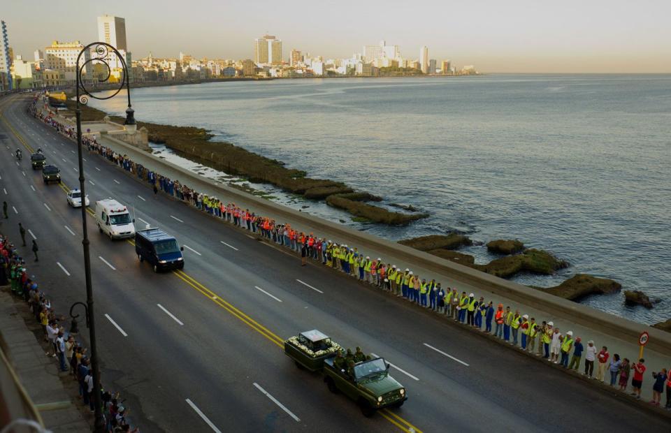 People line the famous Malecon seaside boulevard as the motorcade carrying the ashes of Cuban leader Fidel Castro passes by in Havana, Nov. 30, 2016. (Photo: Ramon Espinosa/AP)