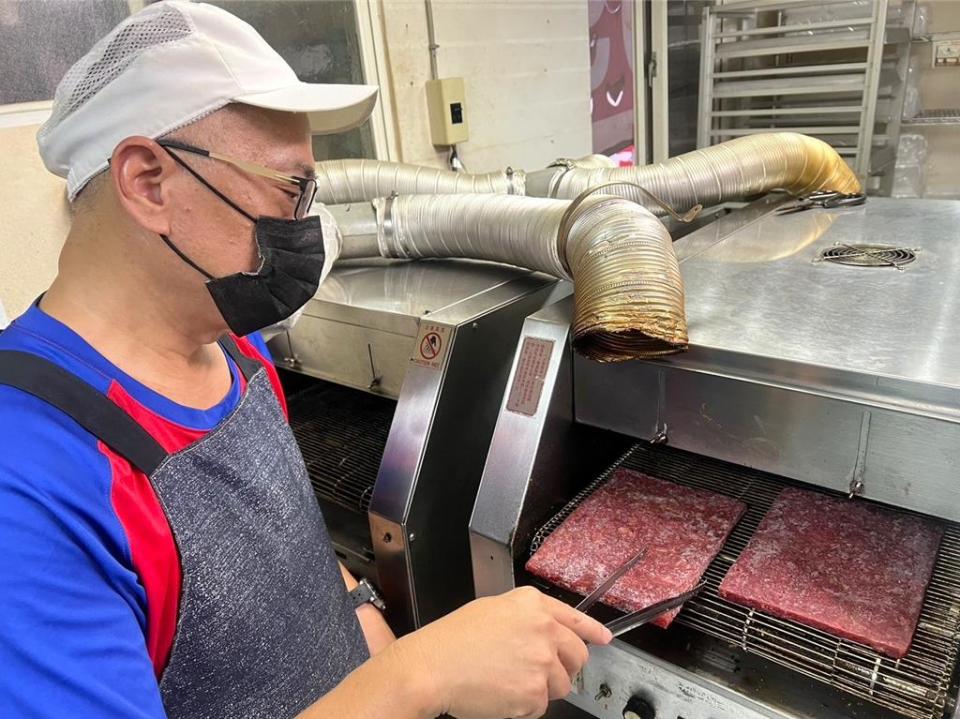 微型創業鳳凰霽月肉桐花肉乾老闆劉家銘的精製肉乾常常銷售一空。圖／勞動力發展署北分署提供