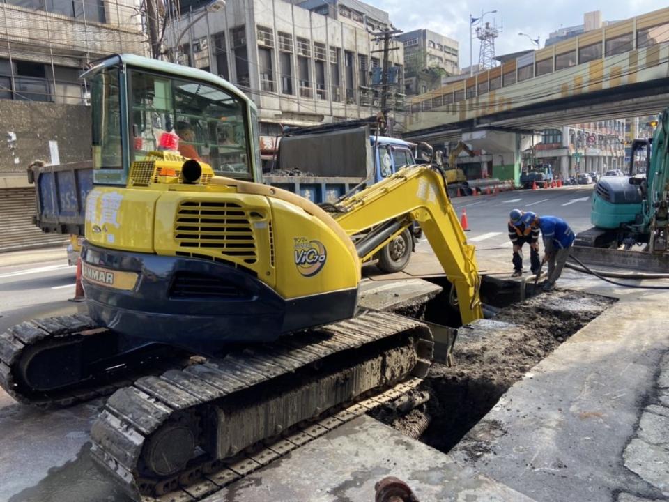 基隆市區仁愛橋農曆年後改建，公車試跑替代路線忠一路轉孝一路需要截角退縮。（記者王慕慈攝）