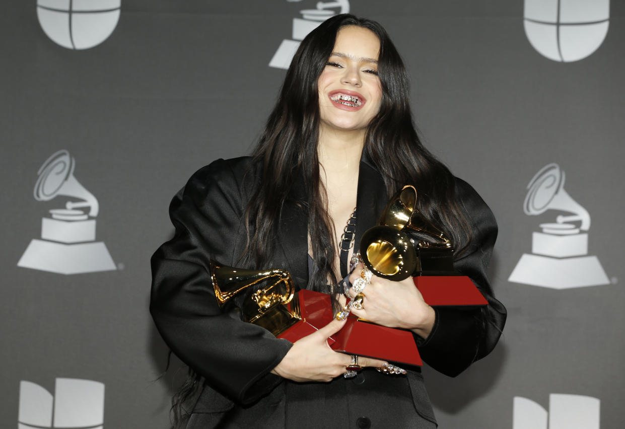 Rosalía con tres de sus Latin Grammy por 'El mal querer'. (Photo by Eric Jamison/Invision/AP)