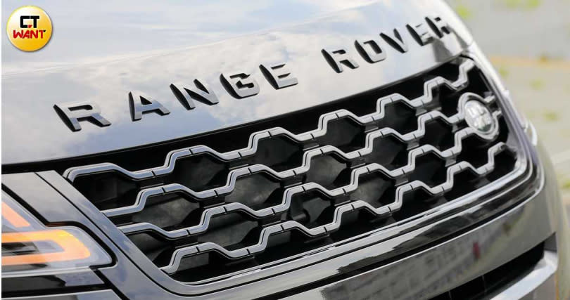 車頭亮點在於家族經典倒梯形水箱護罩，並有著大大的Range Rover銘牌。（圖／方萬民攝）