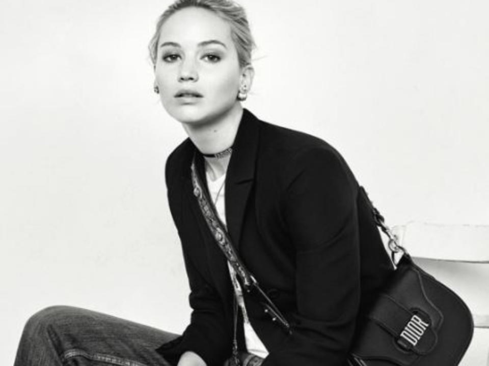 Seit 2012 ist Jennifer Lawrence schon Markenbotschafterin für Dior. Für die Kampagne der diesjährigen Herbst/Winter-Saison gibt sich die Schauspielerin ganz casual. Fest steht: Die minimalistischen Schwarz-Weiß-Bilder können sich allemal sehen lassen. (Bild-Copyright: dior/Instagram)