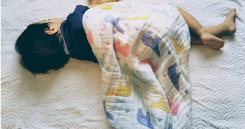 一名父親發文透露自己染疫的10歲兒子某天突然叫不醒，一度以為「我要失去他了」。（圖／翻攝自Photo-AC）