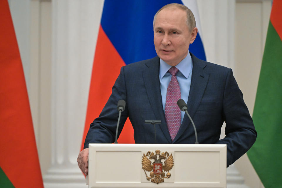 MOSCOU, RUSSIE 18 FÉVRIER 2022 : le président russe Vladimir Poutine regarde lors d'une conférence de presse conjointe avec le Bélarus&# 39;  Le président Alexandre Loukachenko à la suite de leurs entretiens au Kremlin de Moscou.  Sergei Guneyev/POOL/TASS (Photo by Sergei Guneyev & TASS via Getty Images)