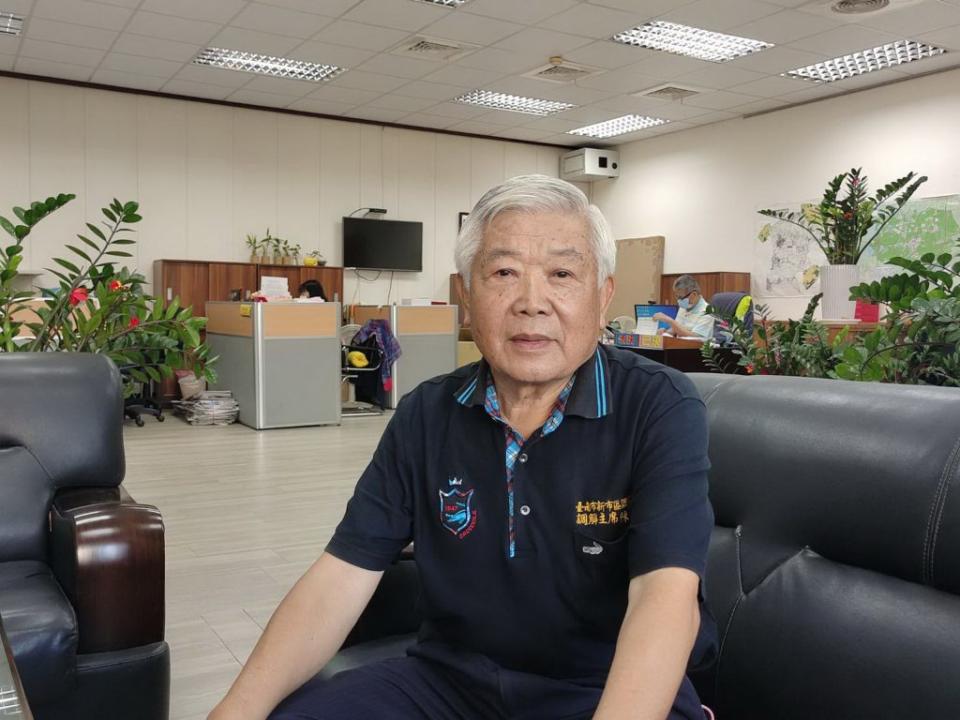 新市區調解委員會主席陳燕輝，將於明年七十五歲時功成身退。（記者林相如攝）