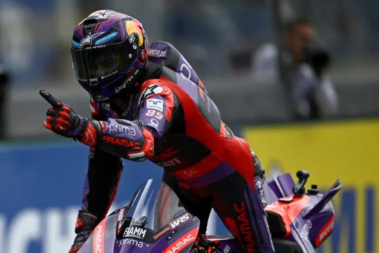 El piloto español Jorge Martín (Ducati-Pramac) celebra su victoria en el Gran Premio de MotoGP de Francia, el 12 de mayo de 2024 en Le Mans. (JULIEN DE ROSA)