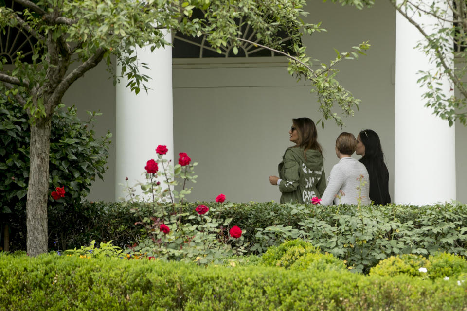<p>First lady Melania Trump walks down the Colonnade into the West Wing as she arrives at the White House, in Washington, Thursday, June 21, 2018, after visiting the Upbring New Hope Children Center run by the Lutheran Social Services of the South in McAllen, Texas. (Photo: Andrew Harnik/AP) </p>
