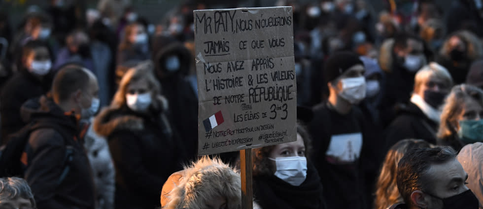 Une marche blanche le 20 octobre à Conflans-Sainte-Honorine en hommage à Samuel Paty.
